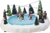 Monkey's Kerstdorp ijsbaan - Rijdende Figuren - Kerstmis - Verlichting - Kerst Decoratie - Tafeldecoratie - LED Kerstscéne - 24 x 32 x 14 cm