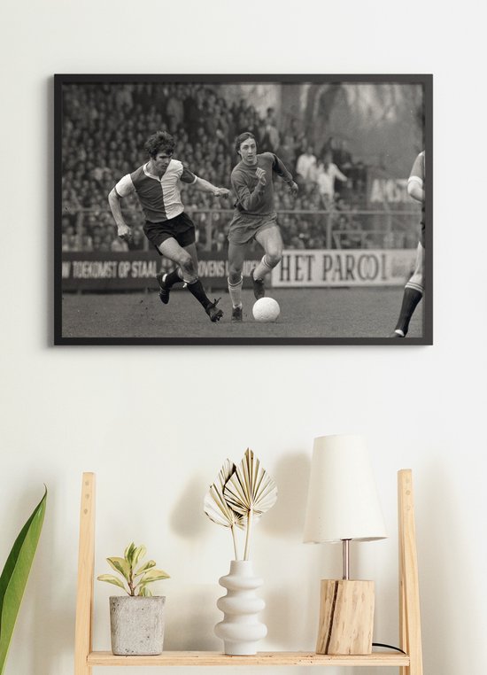 Foto: Poster in zwarte lijst johan cruijff in duel met willem van hanegem ajax feyenoord 50x70 cm