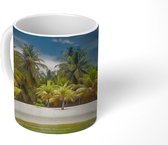 Mok - Een zandstrand vol met palmbomen op Baai-eilanden in Noord-Amerika - 350 ML - Beker