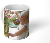 Mok - Vrouw verzorgt haar hangplanten - 350 ML - Beker