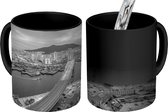 Magische Mok - Foto op Warmte Mok - Skyline van de stad Pusan in Zuid-Korea - zwart wit - 350 ML