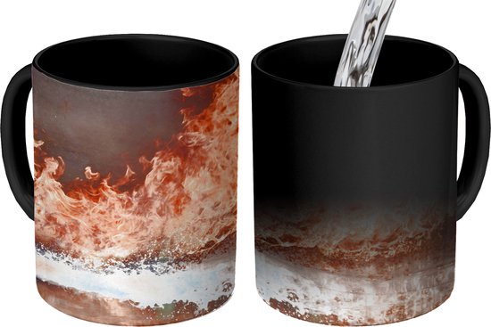 Magische Mok - Foto op Warmte Mokken - Koffiemok - Brandweer schiet schuim op vuur - Magic Mok - Beker - 350 ML - Theemok