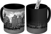Magische Mok - Foto op Warmte Mok - Het plein Stortorget bij Gamla Stan in Zweden - zwart wit - 350 ML