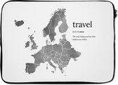 Laptophoes 14 inch - Europakaart in grijze waterverf met daarnaast het woord: travel - zwart wit - Laptop sleeve - Binnenmaat 34x23,5 cm - Zwarte achterkant