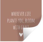 Muurstickers - Sticker Folie - Engelse quote "Wherever life plants you, bloom with grace" op een bruine achtergrond - 120x120 cm - Plakfolie - Muurstickers Kinderkamer - Zelfklevend Behang XXL - Zelfklevend behangpapier - Stickerfolie