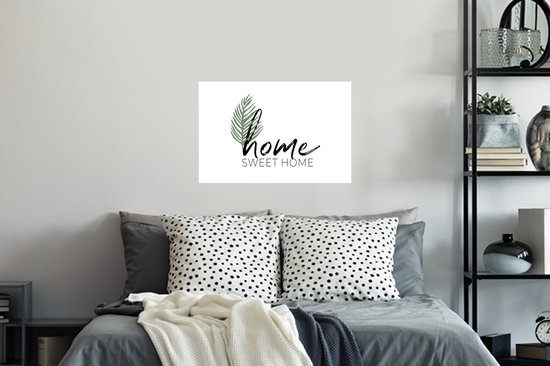 Witte muursticker met zwarte 'home' tekst, 'SWEET HOME' in drukletters en een groen palmblad.