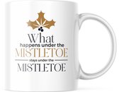 Kerst Mok met tekst: What happens under the mistletoe stays under the mistletoe | Kerst Decoratie | Kerst Versiering | Grappige Cadeaus | Koffiemok | Koffiebeker | Theemok | Theebe