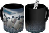 Magische Mok - Foto op Warmte Mokken - Koffiemok - Adelie pinguïns op het strand - Magic Mok - Beker - 350 ML - Theemok