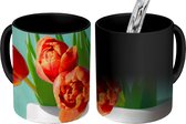 Magische Mok - Foto op Warmte Mok - Oranje tulpen in een witte vaas groene achtergrond - 350 ML