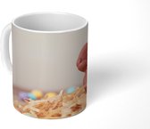 Mok - Een konijn van chocolade met eitjes tijdens Pasen - 350 ML - Beker