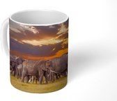 Mok - Koffiemok - Kudde olifanten bij een meer - Mokken - 350 ML - Beker - Koffiemokken - Theemok