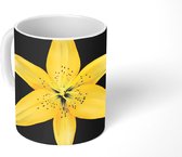 Mok - Een gele leliebloem over zwarte achtergrond - 350 ML - Beker