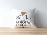 Sierkussen - Kerst Kussen Met Tekst: Warm Socks And Hot Cocoa | Kerst Decoratie | Kerst Versiering | Grappige Cadeaus | Geschenk | Sierkussen