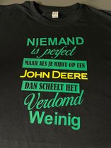 T-shirt Niemand is perfect maar als je rijdt op een John deere scheelt het verdomd weinig. Maat L. Zwart tshirt geel groene opdruk.