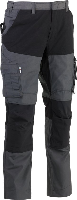 Grijze werkbroek met zwarte panelen op de dijen, knieën en kuiten. Meerdere zakken zichtbaar.