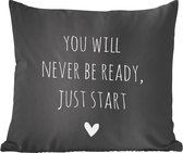 Sierkussen - Citation en anglais Vous ne serez jamais prêt, commencez simplement par un coeur sur un fond noir