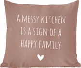 Sierkussens - Kussentjes Woonkamer - 50x50 cm - Engelse quote "A messy kitchen is a sign of a happy family" tegen een bruine achtergrond