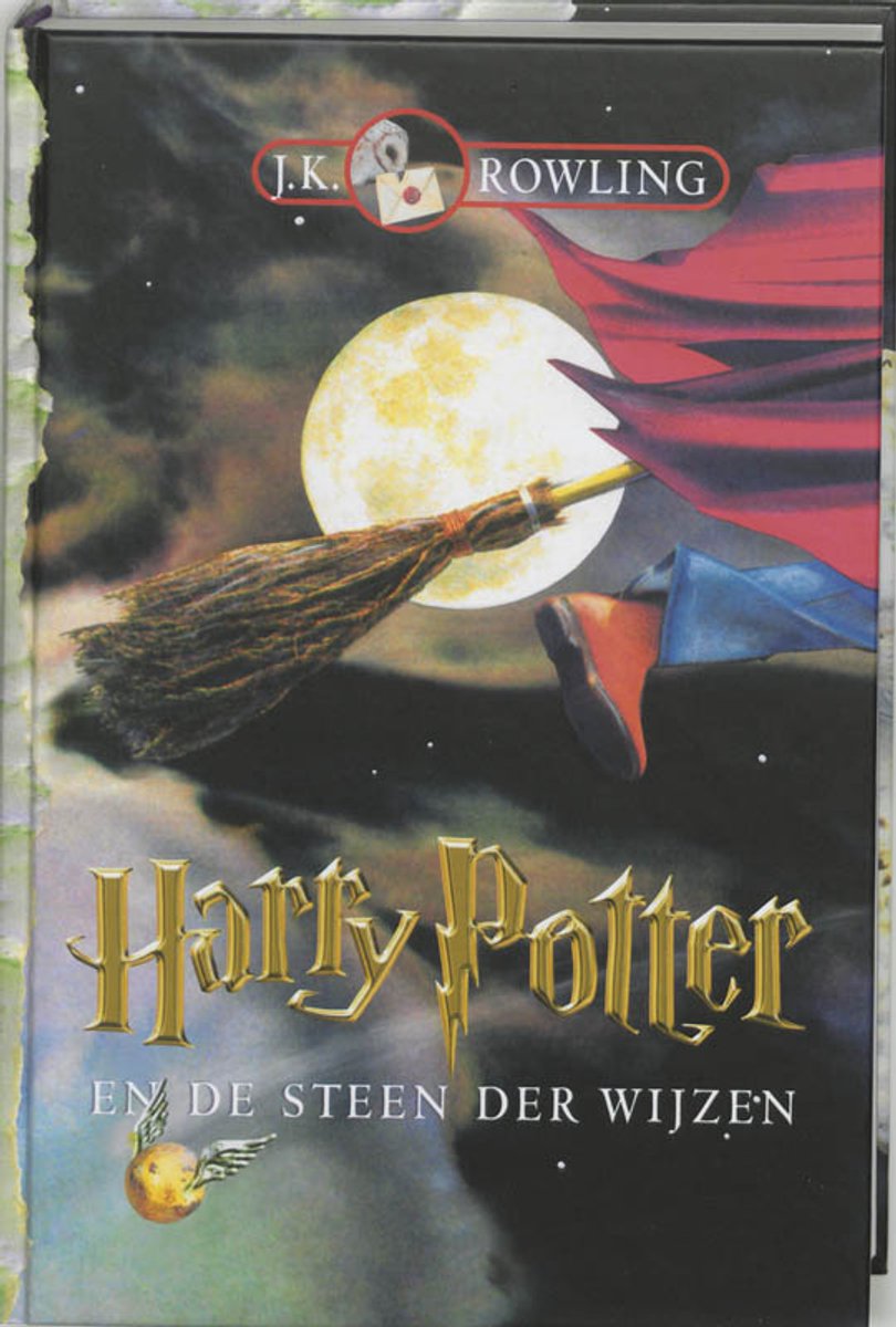 De cover van 'Harry Potter en de Steen der Wijzen' toont een bezem met een rode cape en laarzen die 's nachts door de lucht vliegt, met een grote maan op de achtergrond.