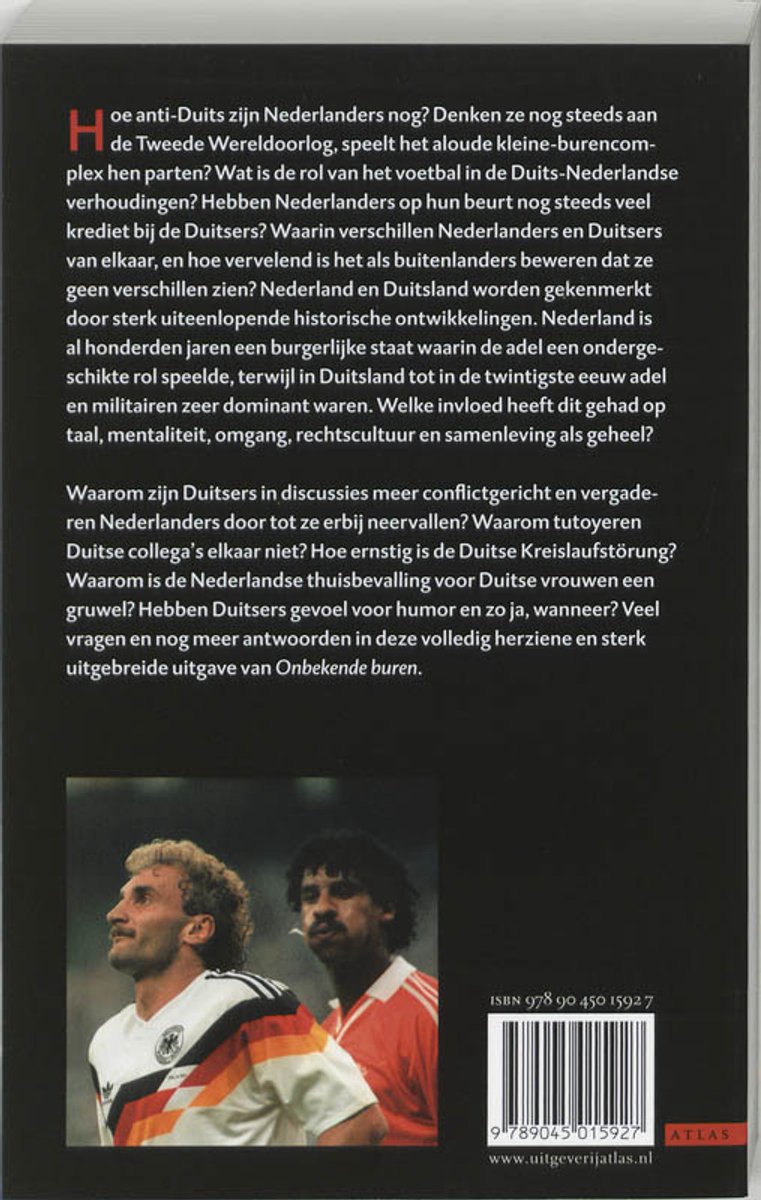 Twee mannen met baarden, de linker in een wit shirt met Duitse vlagkleuren, de rechter in een oranje shirt. Achtergrond met tekst en barcode.