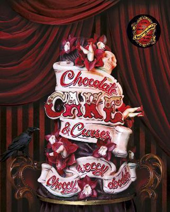 Drie-laagse taart met rode en witte belettering waarop "Chocolate Cake & Curses Choccywoccydoodah" staat. Versierd met bloemen, een kraai en een schedel.