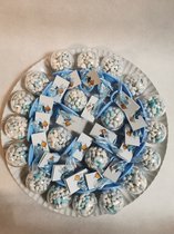 20 bolle spenen blauw gevuld met manna ,gepofte rijst, op een kartonnen schaal uitdeel-bedankje traktatie