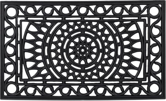 Zwarte rechthoekige deurmat met een complex ornamentaal patroon, geïsoleerd op witte achtergrond.