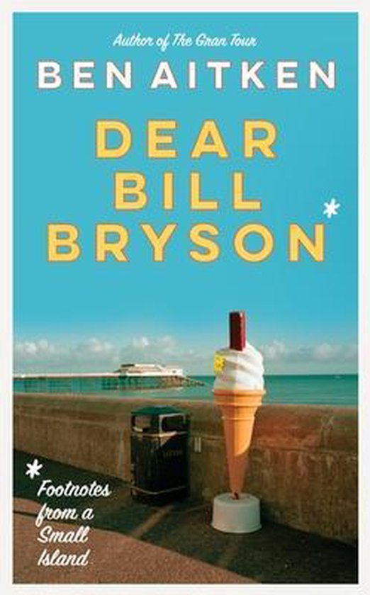 Boekomslag met de titel 'Dear Bill Bryson' door Ben Aitken, met een ijsje en een vuilnisbak op een pier.