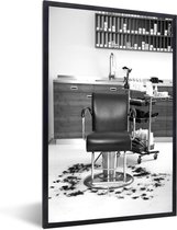 Posters Zwart Wit - Une chaise de barbier vide avec des cheveux coupés autour - noir et blanc - 80x120 cm