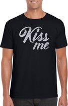 Kiss me t-shirt zwart met zilveren glitter tekst heren kus me - Glitter en Glamour zilver party kleding shirt 2XL