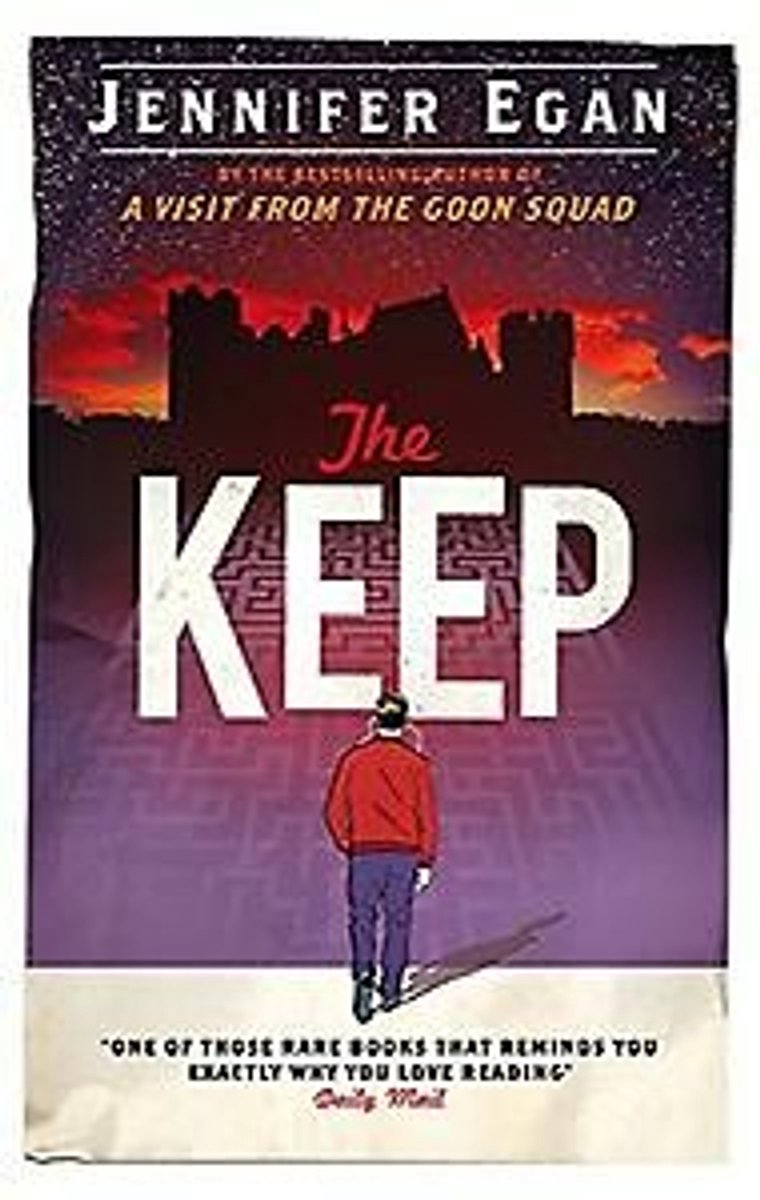 Boekomslag van "The Keep" door Jennifer Egan, met een labyrint en een man in een rode jas