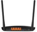 Achterkant van een zwarte TP-Link router met twee antennes, power, LAN-poorten en SIM-kaartsleuf.
