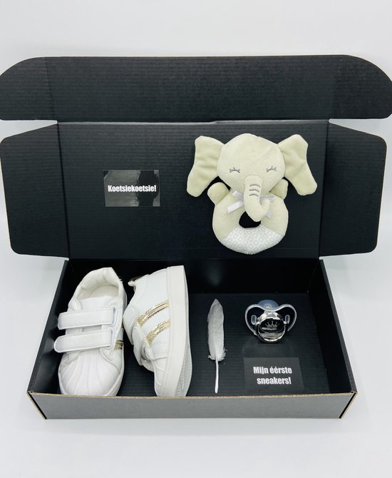 Kraamcadeau - dreumes - 1e verjaardagscadeau - sneakers knuffel rammelaar en speen -ook rechtstreeks te vesturen met kaart van Het Kleinste Wonder — afbeelding 3