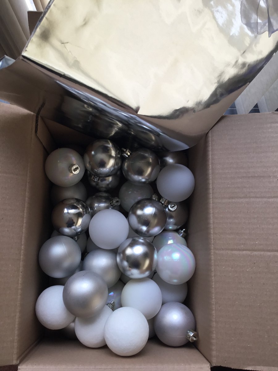 30 stuks maxidoos kerstballen 6cm onbreekbaar wit/zilver + zilveren cadeau/opbergzak