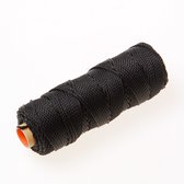 Zwarte nylon metselkoord op houten rol.