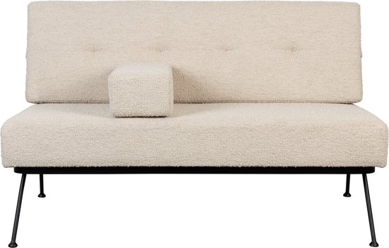Een 2-zitsbank in beige bouclé stof met knopen en een los kussen, op dunne zwarte metalen poten.