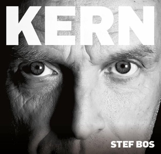 Albumhoes met close-up van het gezicht van Stef Bos, met het woord KERN en zijn naam.