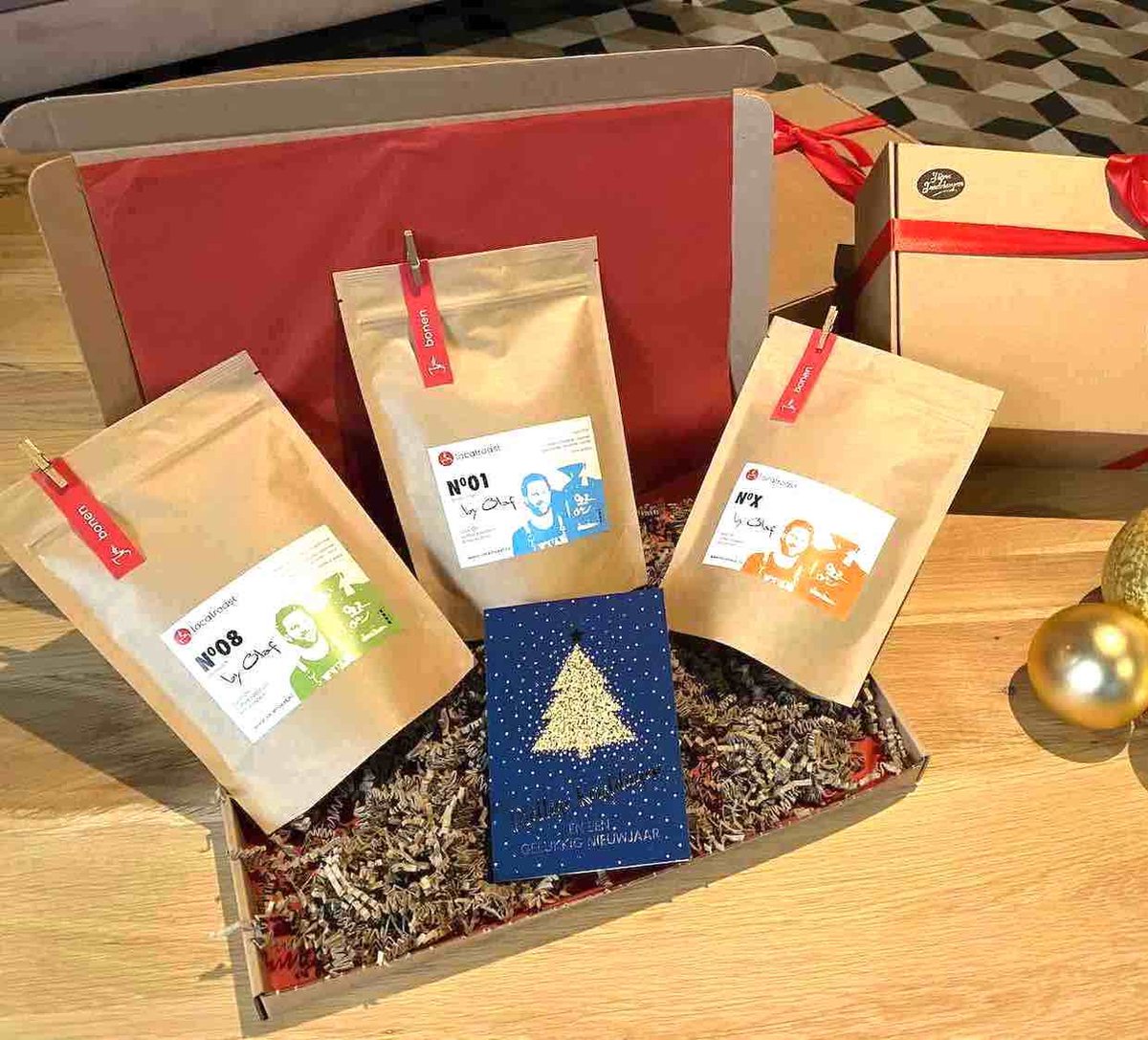 Localroast kerst koffie cadeau pakket met 3 x 200g vers gebrande koffies | gemalen | premium kwaliteit | mooi verpakt met lint en kerstkaart | koffie cadeaupakket | Kerstpakket