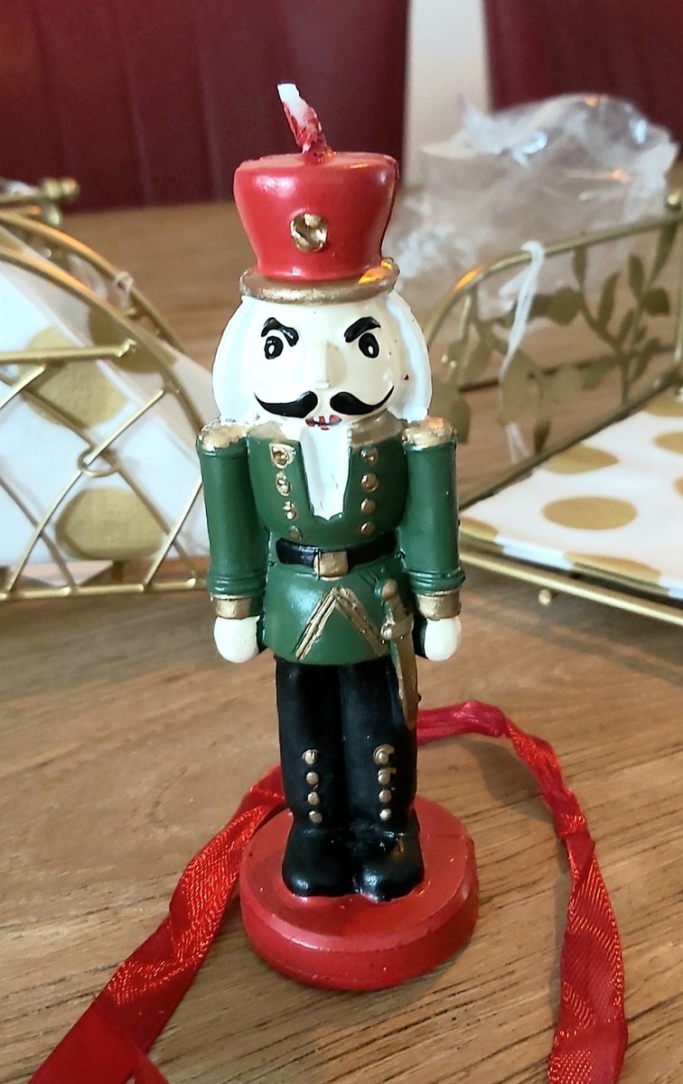 Figuurkaars notenkraker - 13CM - Brandtijd 3 uur - Rood hoedje - Groen jasje - Zwarte broek