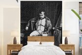 Behang - Fotobehang Zwart-wit illustratie van Napoleon Bonaparte op een stoel - Breedte 165 cm x hoogte 220 cm