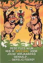 Deze fles wijn heb ik speciaal voor jouw verjaardag gehaald, gefeliciteerd! Een bijzondere wenskaart met twee apen die aan een tak in de boom hangen. Een dubbele wenskaart inclusief envelop en in folie verpakt.