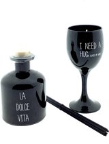 Geurkaars in een wijnglaasje, geur : Warm Cashmere  & Geurstokjes La Dolce Vita, geur : Cashmere Comfort - Cadeau pakket met 2 items -  Los verpakt -