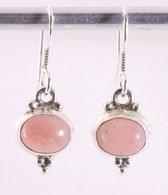 Fijne bewerkte zilveren oorbellen met roze opaal