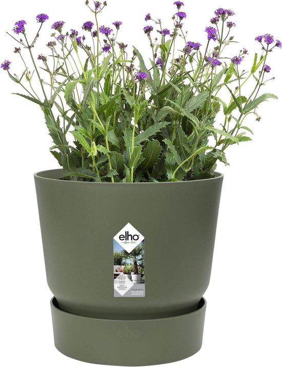 Groene Elho bloempot met paarse bloemen en schotel, gemaakt van 100% gerecycled plastic.