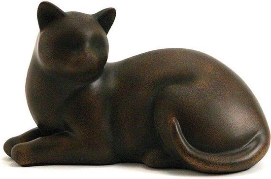 Petite statue de chat brun moucheté, allongée avec une queue courbée et des oreilles dressées.