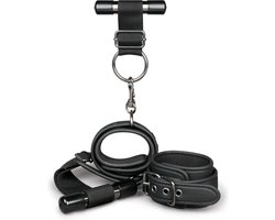 EasyToys - Over the Door Wrist Cuffs - Duurzaam - Bondage Set - Handboeien - BDSM Set - BDSM Toys - Rollenspel Erotiek - Erotisch Spel - Sex Toys voor Vrouwen en Mannen - Zwart