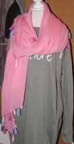 Roze sjaal en gekleurde flosjes