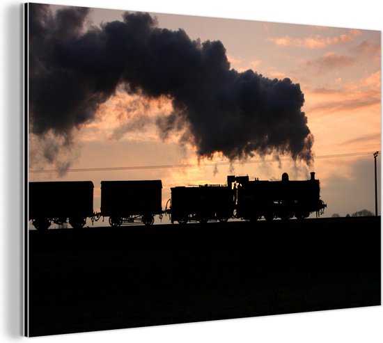 Wanddecoratie Metaal - Aluminium Schilderij Industrieel - Een stoomlocomotief bij zonsondergang - 60x40 cm - Dibond - Foto op aluminium - Industriële muurdecoratie - Voor de woonkamer/slaapkamer