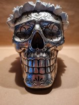 Decoratief Beeld - Skull- Doodshoofd-schedel Met Bloemenkrans - Kunststof - Garuda - Wit En Zilver - 23 X 19 Cm