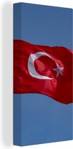 Canvas Schilderij Een Turkse vlag in de blauwe lucht - 20x40 cm - Wanddecoratie