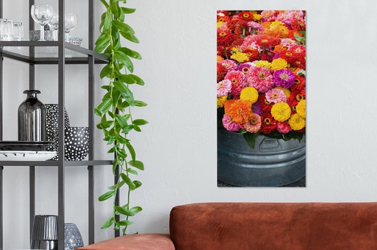 Tableau sur toile Fleurs de zinnia fraîchement coupées dans un récipient en métal - 40x80 cm - Décoration murale